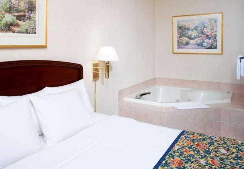 Courtyard Cleveland Independence Hotel Bilik gambar