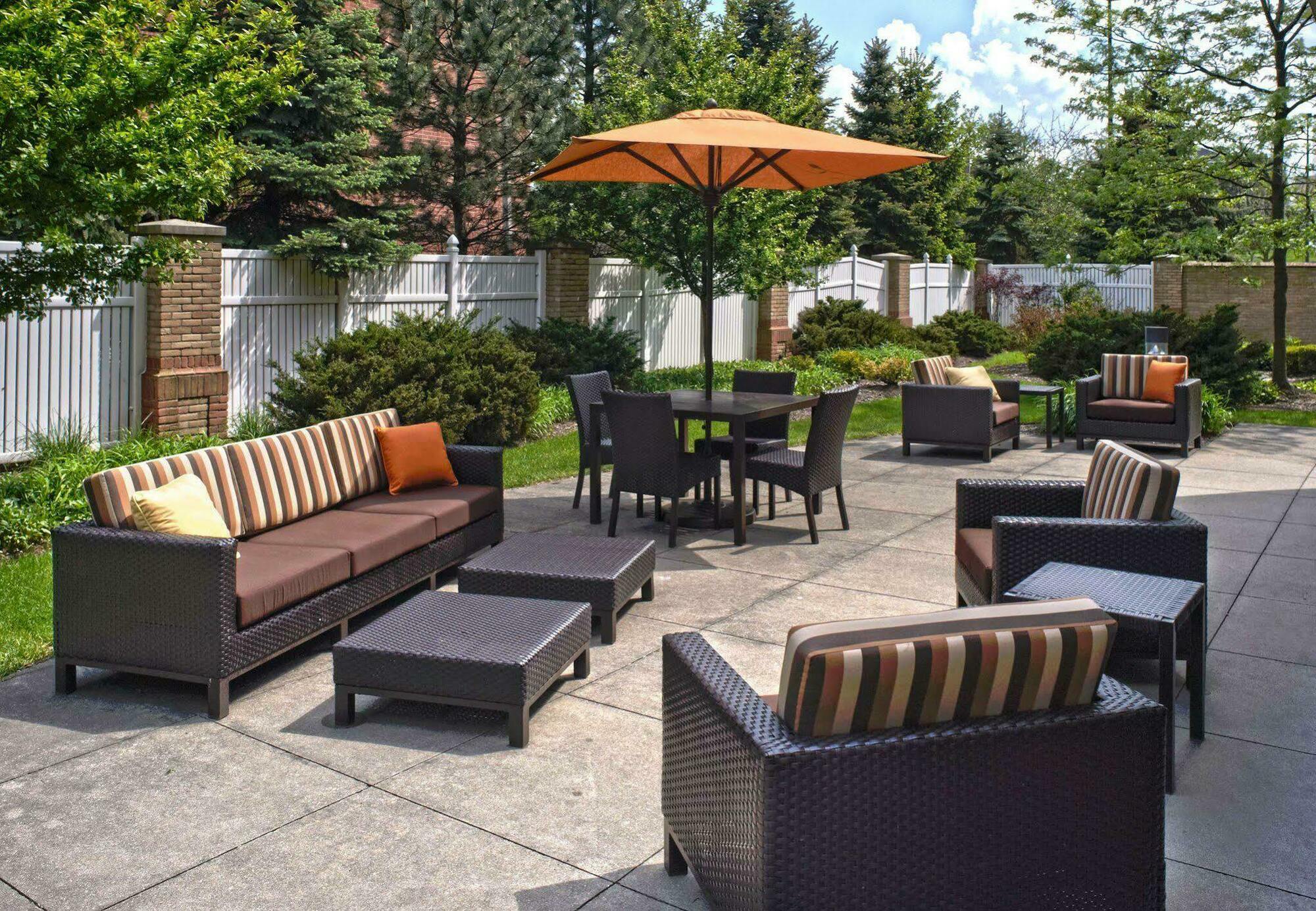 Courtyard Cleveland Independence Hotel Restoran gambar